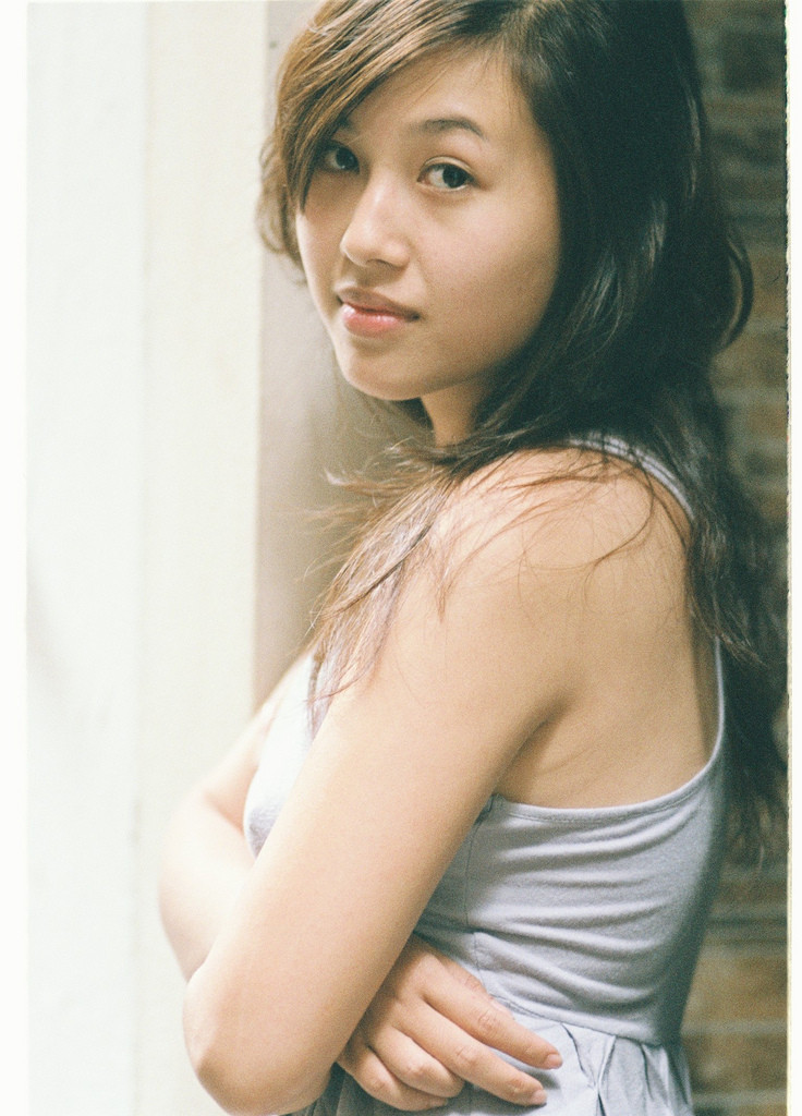 變態(tài)男解開(kāi)大胸美女的胸罩